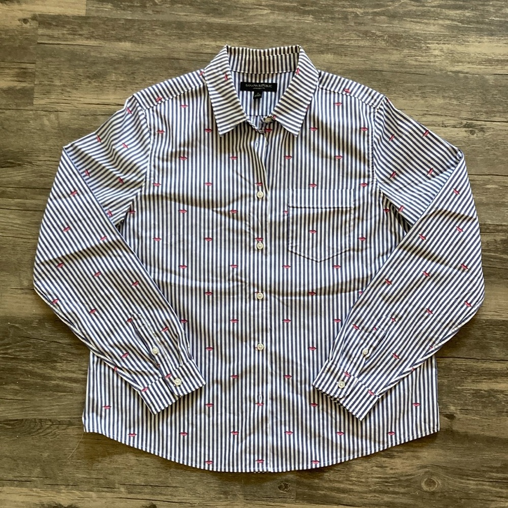 Banana Republic Quinn Boy Fit Striped Lip Print Button Down Shirt. Size S